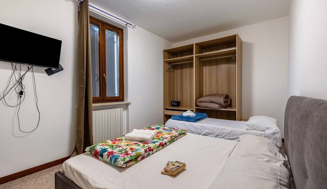 Room 'Tripla Basic' with Shared Terrace, Wi-Fi and Air Conditioning