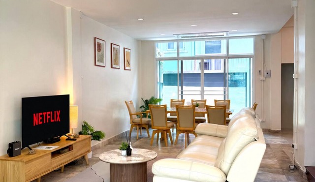 Roomy Entire 5-bedroom Home Sleeps 10 Pool 2 min BTS Rooftop Free Pickup Garden