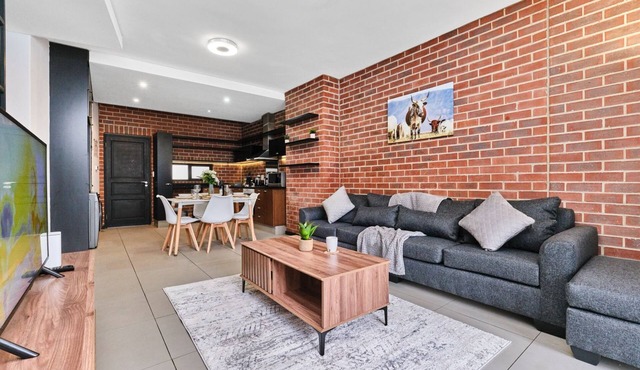 Rosebank Oasis - a 5-minute walk to Mall & Gautrain - Modern & Secure.