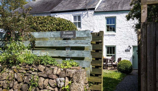 Rosie's Cottage is just a brief walk from the renowned harbourside of Mousehole and its charming atm