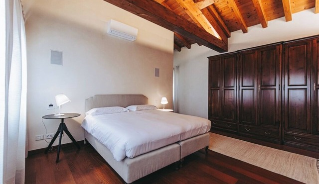Ruby, room with bathroom.Villa Riva, tranquility,at the foot of the Little Dolomites.