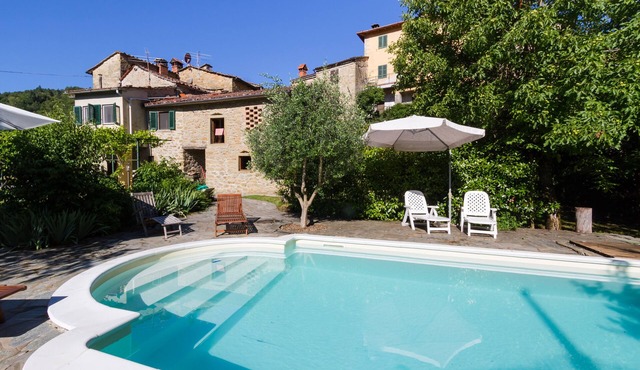 Rural family house in the Casentino with exclusive pool & gardens. Pet friendly