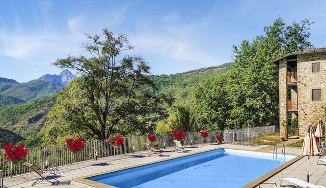 Rustic farmhouse , private pool 5 bedrooms, walk to restaurant, mountain views!