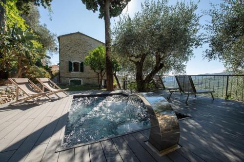 Rustic villa with garden and whirlpool