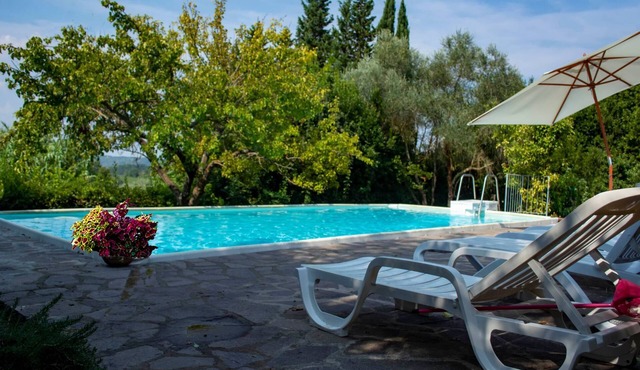Rustikale Wohnung mit Swimmingpool in den Hügeln der Toskana by Interhome