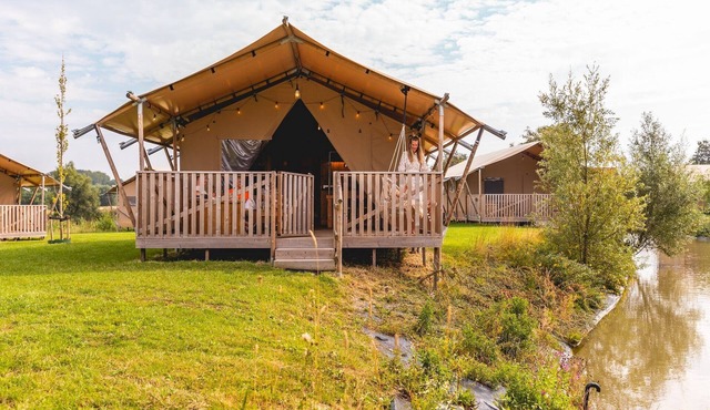 Safari lodge for 6 people with veranda near the IJsselmeer