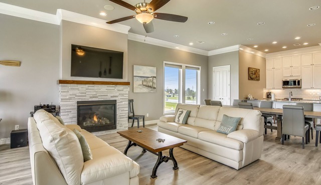 Salty Blue Mermaid | Newly Built, Fireplace!