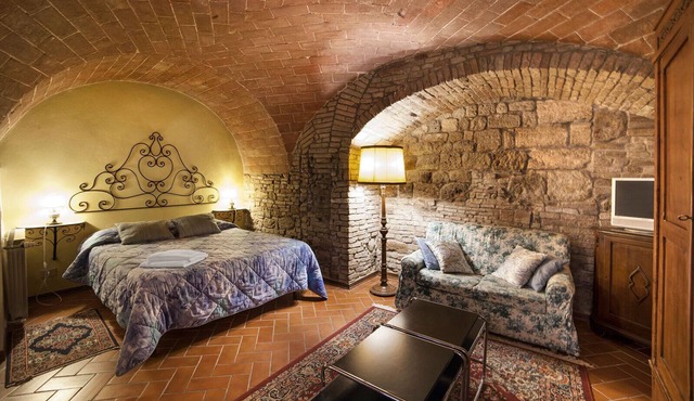 san gimignano apartment in historical center, courtyard and fast free wifi