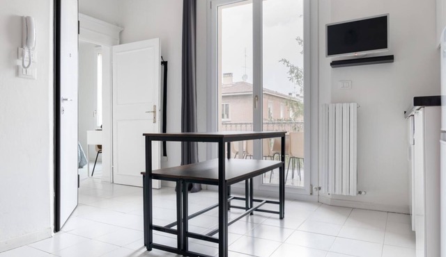 Saragozza Apartment 5: Bright and central flat