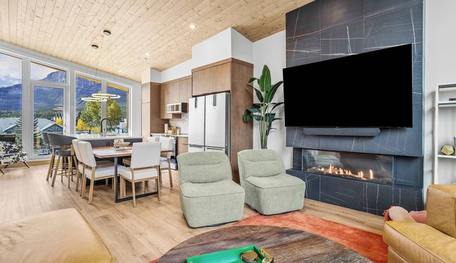 Scenic Views in a Luxurious Townhouse