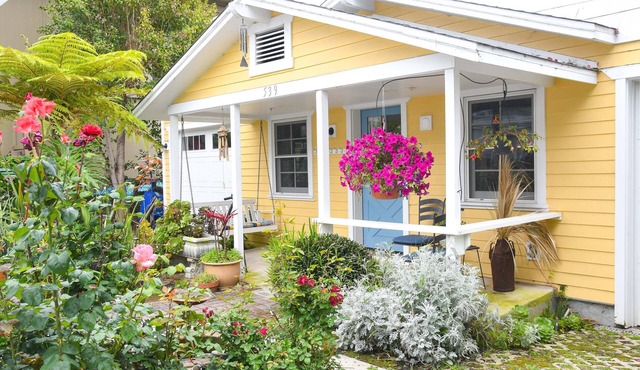 'Sea Breeze' Cottage-blocks from beach and shopping of Laguna Beach.