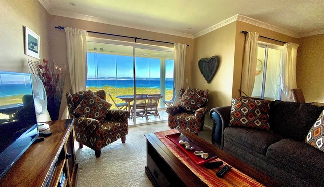 Seafront @ Marine Terrace - views of Walker Bay. Whales, waves and sunrise