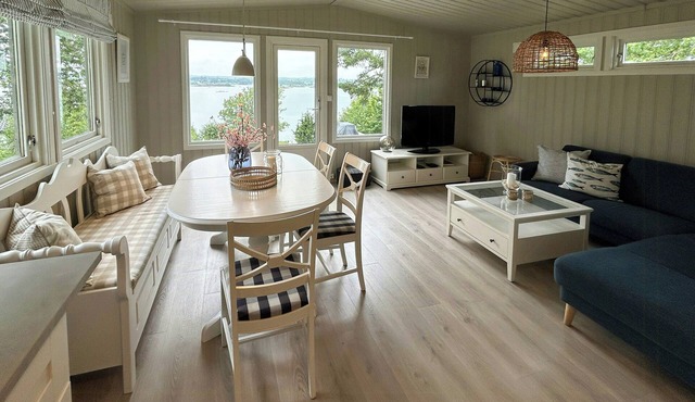 Seaside cabin with panoramic views of Viksfjord