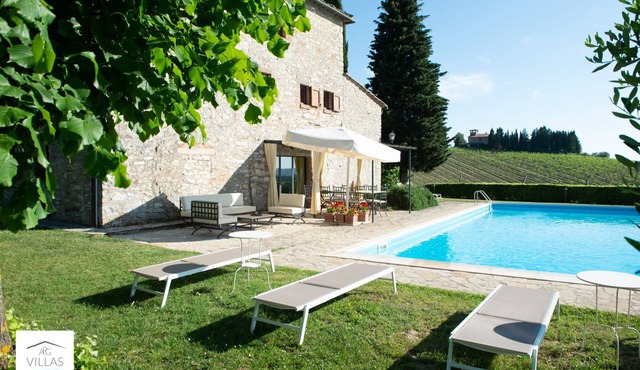 Secluded villa between Chianti vineyards, private pool, tennis, large garden