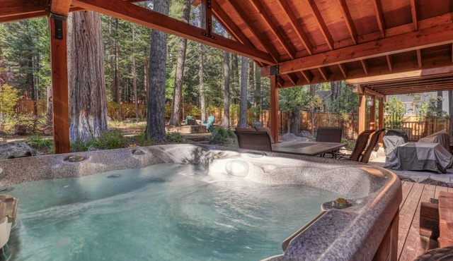 Secret Garden Luxury 4BR Hot Tub, Walk to Lake and Dining