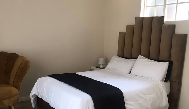 Secure Executive Apartment, WiFi, Solar Power, Netflix