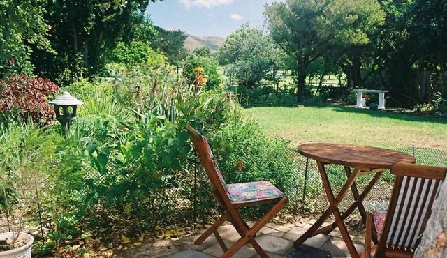 Self catering unit bordering golf course with majastic mountains above