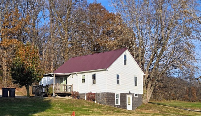 Serene 2-bedroom farmhouse with country charm near Shelbyville