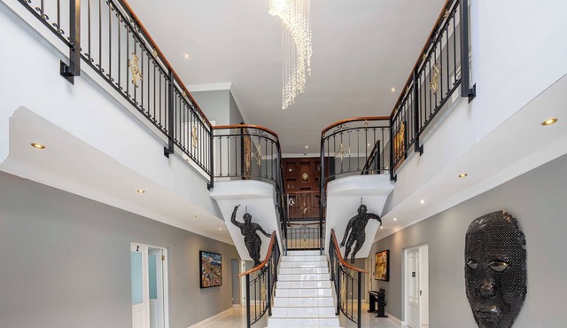 Serene HOTEL with outdoor pool & inclusive breakfast in tranquil Northcliff.
