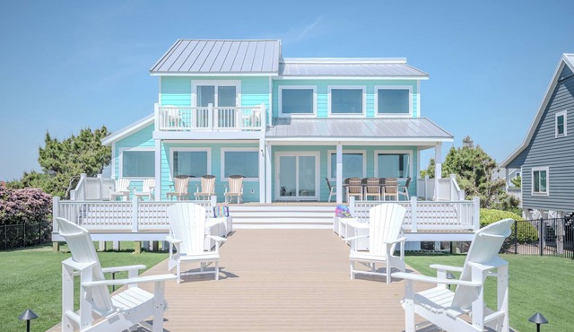 Serenity by the Sea: Nostalgic Oceanfront Home with Room for the Whole Family