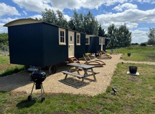 ShepherdsHut-HotTub-Cotswolds-PetFriendly