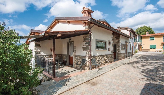 Simply and practically furnished apartment 2 km above Pratovecchio.