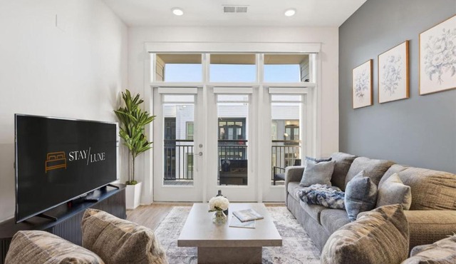 Skyline Retreat - Free Parking, Pool, Balcony