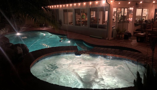 Sleeps 6 - 3 Bedroom - King - Queen - 2 Twins - Jacuzzi - Full Kitchen - Laundry