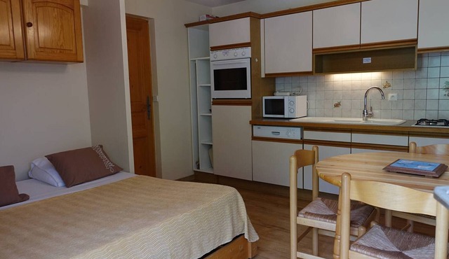 Slope-Side 2-Star Apartment for 4 with Balcony, Parking, and Wi-Fi in Beaufort