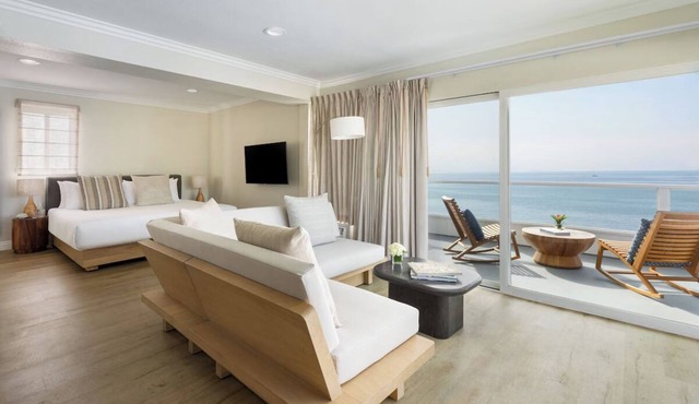 Soak Up Sun with Beach Loungers, Outdoor Pools & Walks to Laguna Art Museum