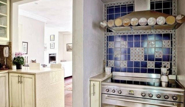 Solar Power|150m to 4th Ave shops|Pool|Fireplace