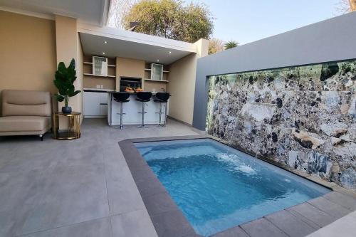 Solar-powered cozy house with jacuzzi and splash pool