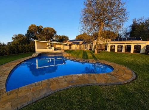 Solar pwrd house with pool and entertainment area