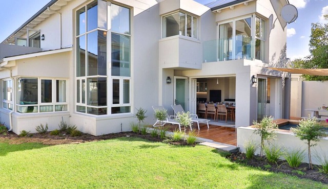 Somer Sout | Contemporary Villa with Splash Pool, Pizza Oven & Mountain Views near Langbaai