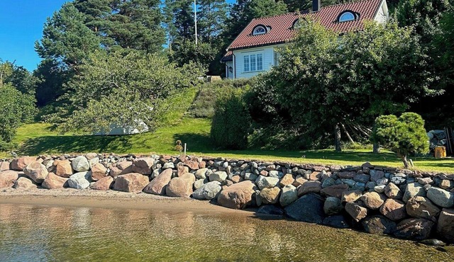 Sommerhus på stranden, stor hage og egen brygge