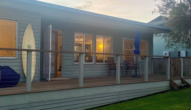 “Southerly Change”. Groovy retro/modern Beach House. Bring your surfboard & dog!