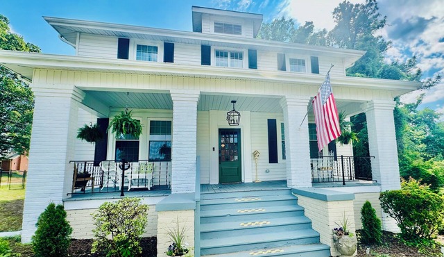 Southern Porch Haven-Pet Friendly-Sleeps 8-Fenced Backyard-Near River & Trails