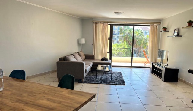 Spacious 2 bedroom apartment next to Canal walk with gym and pools