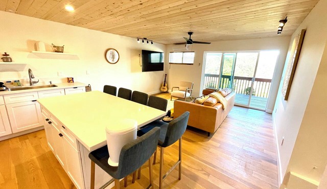 Spacious 3-bedroom/2 bath apartment in Topanga Hills with AC