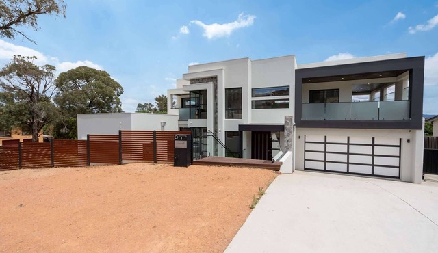 Spacious 5-Bed Family Home in Giralang