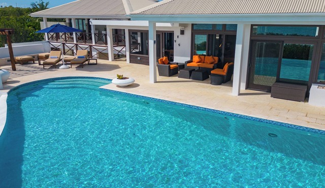 Spacious 5-Bedroom Villa, Walk to Rendezvous Bay Beach