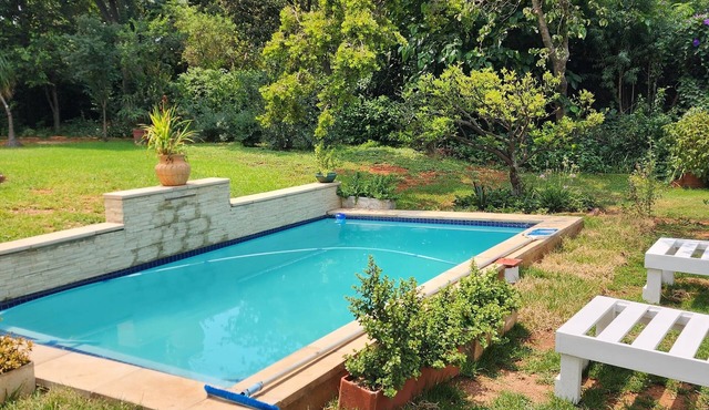 Spacious 5-bedroom house in the Heart of Linden with swimming pool