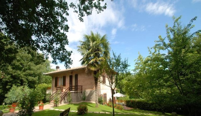 Spacious apartment with garden and pool middle way between Siena and Firenze