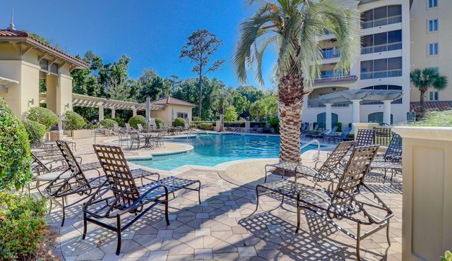 Spacious Condo w/Free WiFi, Private Balcony, Washer/Dryer, Shared Pool & Hot Tub