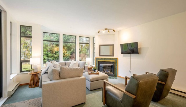 Spacious & Cozy 2BR: Sleeps 6! 5 Minutes Walk to Village & Access to Valley Trail
