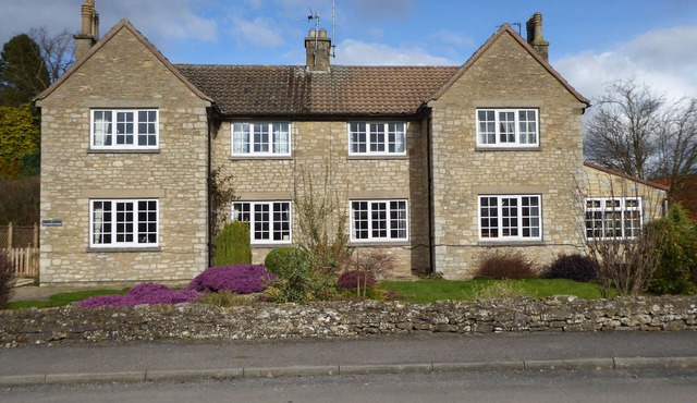 Spacious House 3 ensuite bedrooms, sleeps 6, Centre of Helmsley, Pet friendly,