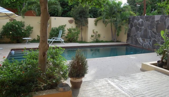 Spacious house, pool, minutes' walk to marina, downtown