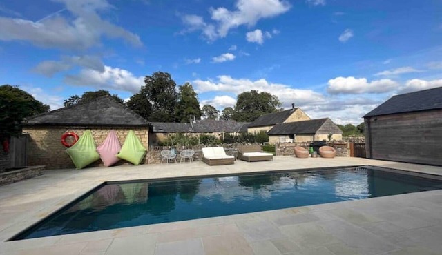 Spacious Idyllic farmhouse retreat with swimming pool-10 miles to SOHO Farmhouse