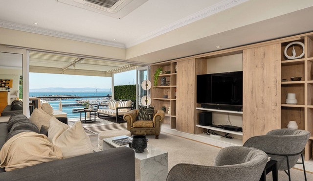 Spacious Luxury Apartment, Waterfront