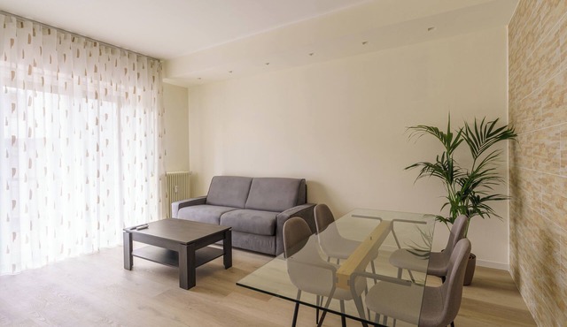 Spacious & Modern Central Stay: Sleeps 6 + Private Parking